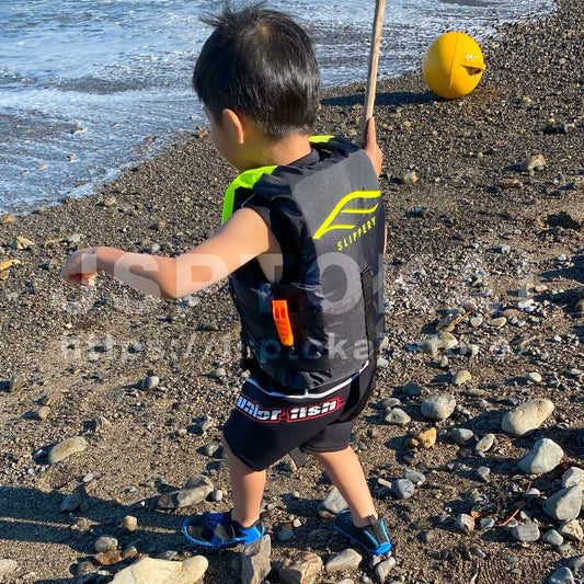 お子さまの海川遊びにライフジャケットは絶対にご用意ください!